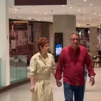 Drica Moraes aparece de mãos dadas com novo namorado em shopping no Rio