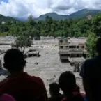 Desastre no Nepal: 1.200 mortos e enterro coletivo de vítimas anônimas