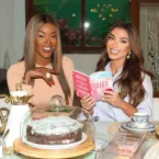 Nicole Bahls homenagea Benny Briolly batizando cabra em seu s�tio