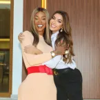 Nicole Bahls homenagea Benny Briolly batizando cabra em seu s�tio