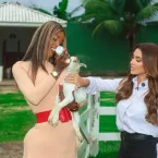 Nicole Bahls homenagea Benny Briolly batizando cabra em seu s�tio