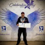 Pioneiro do wingsuit recebe honraria inédita da federação internacional no Brasil