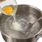 Receita fácil de picadinho carioca com ovo poché e banana frita