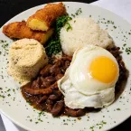 Receita fácil de picadinho carioca com ovo poché e banana frita