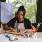 Fazer arte ajuda a aliviar ansiedade e a mente em Goiânia