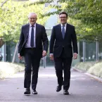 L�der do Reino Unido descarta elei��o antecipada e pede foco na crise