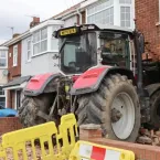 Vingança com trator: homem destrói casa de rival na Inglaterra