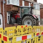 Vingança com trator: homem destrói casa de rival na Inglaterra