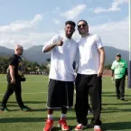 Jogadores do Flamengo encontram astros da NFL e trocam camisas