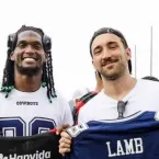 Jogadores do Flamengo encontram astros da NFL e trocam camisas