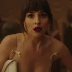 Taylor Swift e Dakota Johnson usam brincos acessíveis no novo clipe
