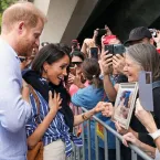 Harry e Meghan sofrem susto com paparazzi perto da escola dos filhos