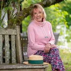 Lenda da TV britânica Esther Rantzen morre aos 86 anos após batalha contra o câncer