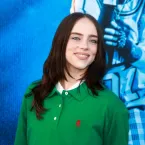 Billie Eilish muda o cabelo para loiro ruivo e surpreende os fãs