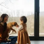 Brincar com pets ajuda na inteligência e empatia das crianças, diz estudo