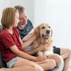 Brincar com pets ajuda na inteligência e empatia das crianças, diz estudo