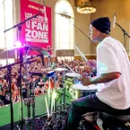 Travis Barker passa por cirurgia no braço e explica internação