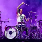 Travis Barker passa por cirurgia no braço e explica internação