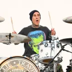 Travis Barker passa por cirurgia no braço e explica internação