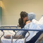 Travis Barker passa por cirurgia no braço e explica internação