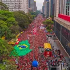 Multid�o gigante toma a praia de Copacabana em apoio a Lula
