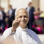 Papa Leão XIV entra em cirurgia para remover tumor no pulmão