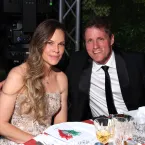 Hilary Swank, aos 52 anos, divulga gravidez do terceiro filho