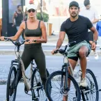 Gisele Bündchen é vista de muletas e bota ortopédica em Miami