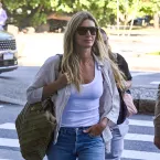Gisele Bündchen é vista de muletas e bota ortopédica em Miami