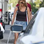 Gisele Bündchen é vista de muletas e bota ortopédica em Miami