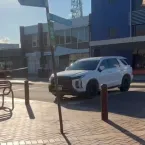 Deputada australiana sofre ataque terrorista com carro e faca