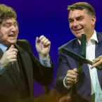 Flávio Bolsonaro irrita Lula com gestos de negação ao fundo do debate