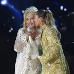Miley Cyrus revela sinal sobrenatural de Dolly Parton em show