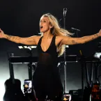 Miley Cyrus revela sinal sobrenatural de Dolly Parton em show