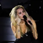 Miley Cyrus revela sinal sobrenatural de Dolly Parton em show