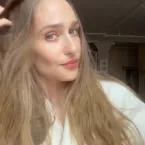 Jemima Kirke revela truques simples de maquiagem para um visual despojado