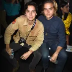 Gêmeos Sprouse: Cole desligou no irmão após revelarem serem filhos de consanguinidade