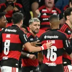 Paulinho sofre no treino e teme les�o ap�s classificar Palmeiras