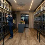 Vinho vira atra��o: condom�nio de luxo tem biblioteca com 96 adegas individuais