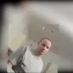 Homem obcecado pela enteada a mata após gravar atos com boneca