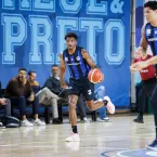 Pinheiros vence com estreante brilhante e t�cnico de volta