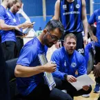 Pinheiros vence com estreante brilhante e t�cnico de volta
