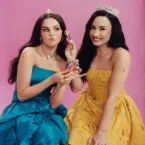 Selena Gomez chama Demi Lovato para estrelar campanha de maquiagem