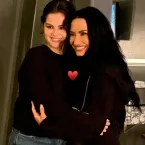 Selena Gomez chama Demi Lovato para estrelar campanha de maquiagem
