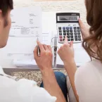 Descontrole financeiro em casa pode afundar sua empresa, alerta economista