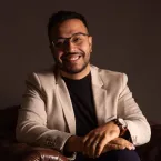 Descontrole financeiro em casa pode afundar sua empresa, alerta economista