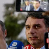 Fl�vio Bolsonaro diz que contrato de Eduardo com produtores de filme � antigo
