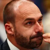 Eduardo Bolsonaro assinou contrato e cuidava do dinheiro do filme sobre o pai, descobre site