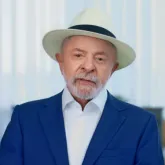 Lula visita hospital e critica rela��o de Fl�vio Bolsonaro com banqueiro