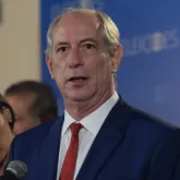 Ciro Gomes confunde gesto de apoiador com s�mbolo de fac��o e manda prend�-lo